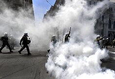A&scaron;arinių dujų pagalba vaikomi protestuotojai