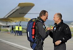 Pilotas Andre Borschbergas ir  Bertrandas Piccardas (de&scaron;inėje)