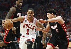 Derrickas Rose'as (centre)