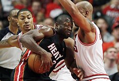 Dwyane'as Wade'as (centre)