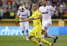 Borja Valero (geltona apranga) ir Xabi Alonso