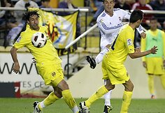 Cristiano Ronaldo (centre)
