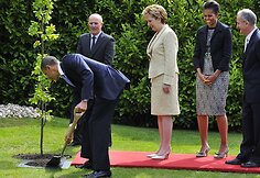 JAV prezidentas Barackas Obama sodina medelį.