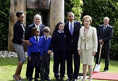 Michelle Obama (kairjė), Martinas McAleese (antras iš kairės), JAV prezidentas Barackas Obama ir Airijos prezidentė Mary McAleese pozuoja fotografams su vaikais