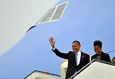 JAV prezidentas Barackas Obama ir Michelle Obama lipa iš lėktuvo.
