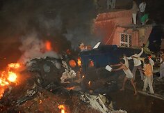 Vietos gyventojai gesina nukritusį lėktuvą
