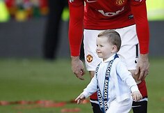 Wayne'as Rooney žaidžia su savo sūnumi.
