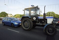 Milicijos traktorius bando nutempti automobilį