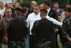 Vairuotojai diskutuoja su Baltarusijos riaušių policininkais
