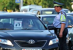 Policininkas šalia protestuojančio vairuotojo automobilio