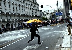 Protestuotojas meta Molotovo kokteilį.