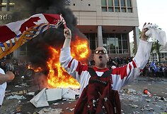 Vankuverio „Canucks“ gerbėjas laiko Kanados vėliava.