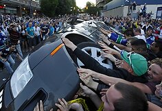 Vankuverio „Canucks“ gerbėjai niokoja gatvėje paliktą automobilį.