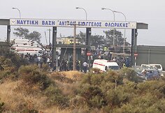 Greitosios pagalbos automobiliai prie įvažiavimo į karinę jūrų bazę