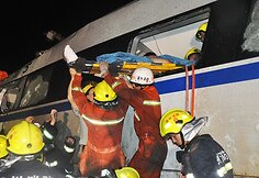 Gelbėtojai ne&scaron;a sužeistą keleivį
