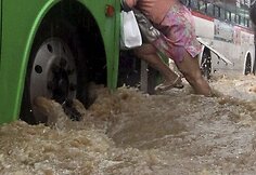 Moteris Seule lipa į autobusą.