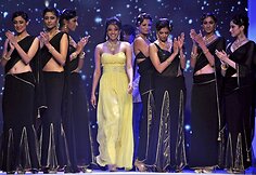 Indijos Bolivudo aktorė Kajal Aggarwal (centre)