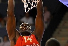 Serge'o Ibaka dėjimas į krep&scaron;į