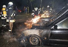 Gaisrininkai pjausto automobilio kapotą