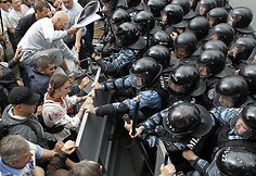 Protestuotojai bando perlipti užkardą.