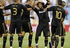 Madrido „Real” futbolininkai džiaugiasi įvarčiu.