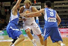 Guy Pinni (de&scaron;inėje) Yanivas Greenas bando sustabdyti Dirką Nowitzki (centre)