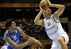 Dirkas Nowitzki (de&scaron;inėje) ir Lioras Eliyahu