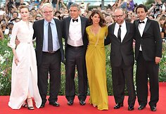 (Iš kairės į dešinę) Eva Rachel Wood, Philipas Seymouras Hoffmanas, George'as Clooney, Marisa Tomei, Paulas Giamatti ir Grantas Heslovas