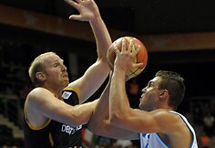Chrisas Kamanas (de&scaron;inėje) ir Danilo Gallinari