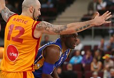 Pero Antic ir Henry Domercantas (su kamuoliu)