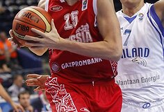 Andrei Kirilenko (kairėje) ir Shawnas Huffas
