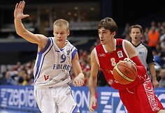 Sasu Salinas ir Aleksejus Shvedas (su kamuoliu)
