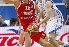 Sergejus Monya (kairėje) ir Petteri Koponen (su kamuoliu)
