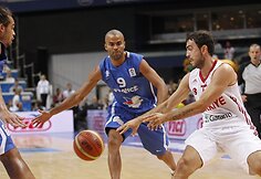 Tony Parkeris (centre)