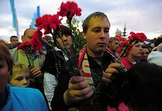 Prie Minsko arenos ne&scaron;amos gėlės