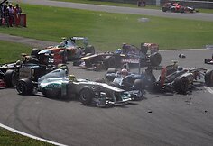 Avarija pirmajame po starto „Monza“ trasos posūkyje