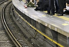 Minios žmonių Tokijuje laukia kada bus atnaujintas metropoliteno darbas.