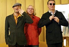 Michaelas Stipe'as (kairėje), Mike'as Millsas (centre) ir Peteris Buckas (2004 metais)