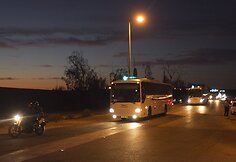 Palestiniečius kalinius vežanti automobilių kolona