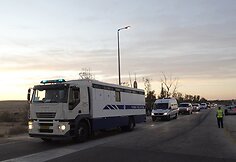 Palestiniečius kalinius vežanti automobilių kolona