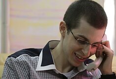 Giladas Shalitas telefonu kalba su savo &scaron;eimos nariais.