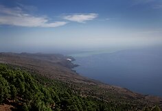 Išsiveržęs povandeninis ugnikalnis pakeitė vandens spalvą.