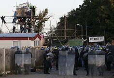 Policininkai prie gyvenvietės