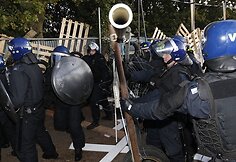 Policininkai griauna tvoras