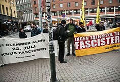 Žmonės prie teismo pastato laiko plakatus