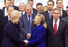 Lietuvos prezidentė Dalia Grybauskaitė sveikinasi su Hillary Clinton
