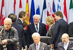 Valdas Adamkus (centre)