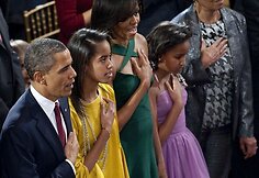 JAV prezidentas Barackas Obama su &scaron;eima ir Michelle Obamos mama Marian Robinson (de&scaron;inėje)