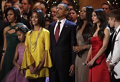 (I&scaron; kairės) Michelle Obama su dukromis Sasha ir Malia, JAV prezidentas Barackas Obama, Jennifer Hudson, Victoria Justice ir Justinas Bieberis