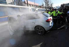 Vyras lipa i&scaron; sudaužyto automobilio, kuriuo norėjo trenktis į Kinijos ambasadą Seule